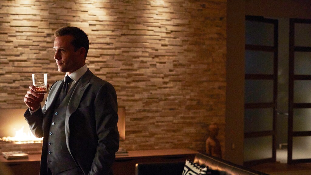 Dit zijn Harvey Specters knapste whiskey-momenten