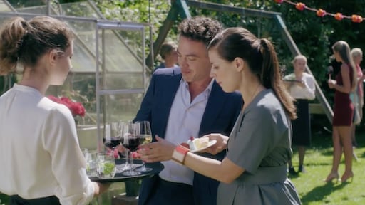 Ophef: Zwangere Soof-actrice drinkt wijn