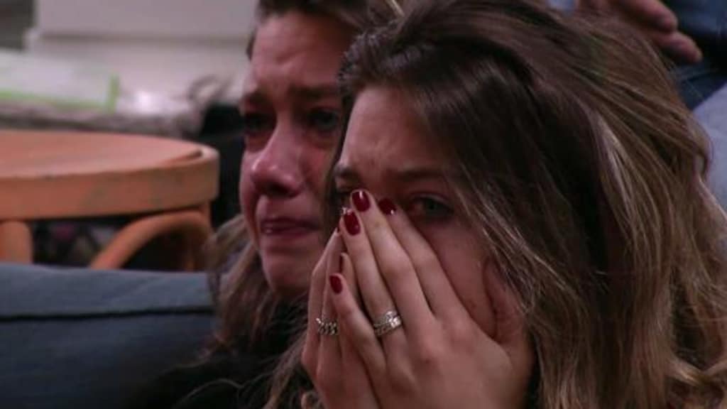 Fay en Demi in tranen