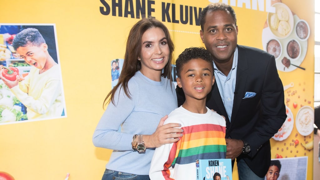 Shane Kluivert feliciteert jarige moeder met zoet kiekje