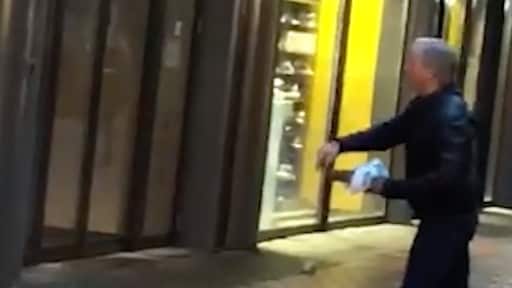 Dries Roelvink bekogelt snoepwinkel met eieren