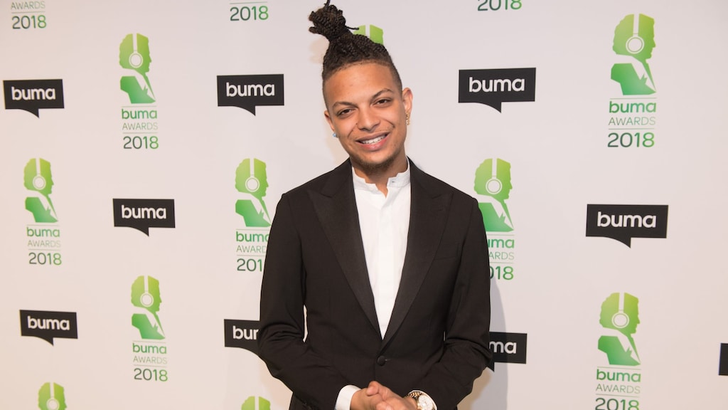 Ronnie Flex met de heren van BLØF in de studio