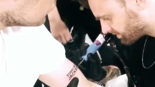 Tim Hofman zet dronken tattoo