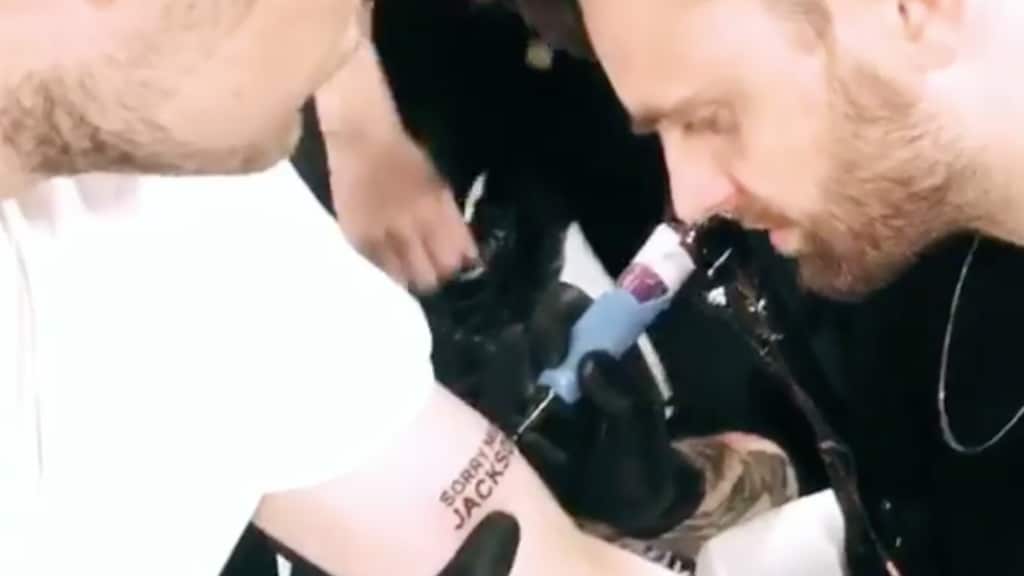 Tim Hofman zet dronken tattoo