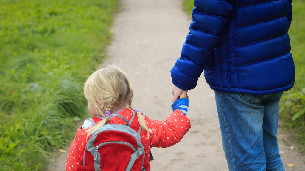 Experts over pedohandboek: 'Wees alert, maar draag je angst niet over op je kind'