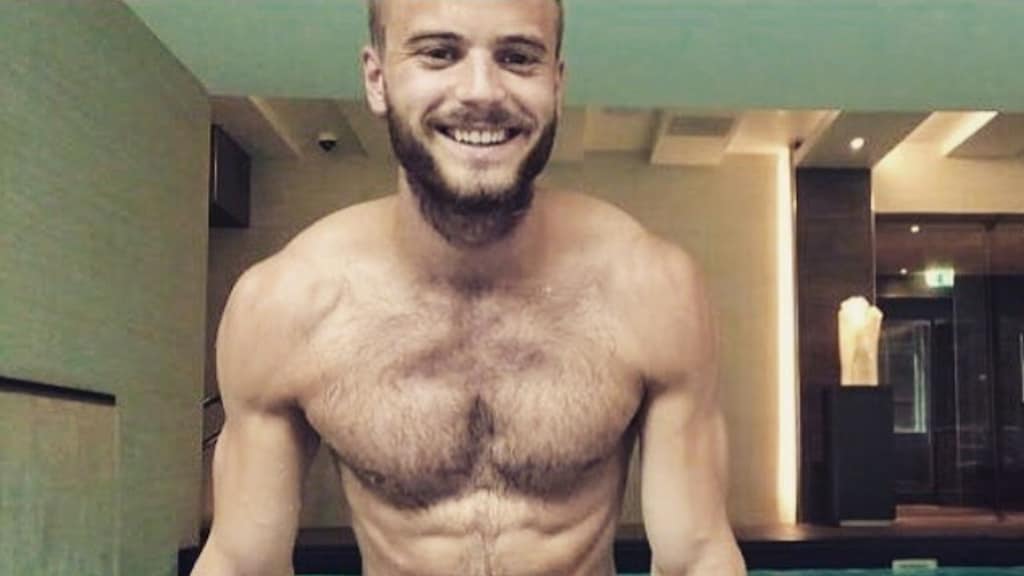 Jim Bakkum showt sexy lichaam