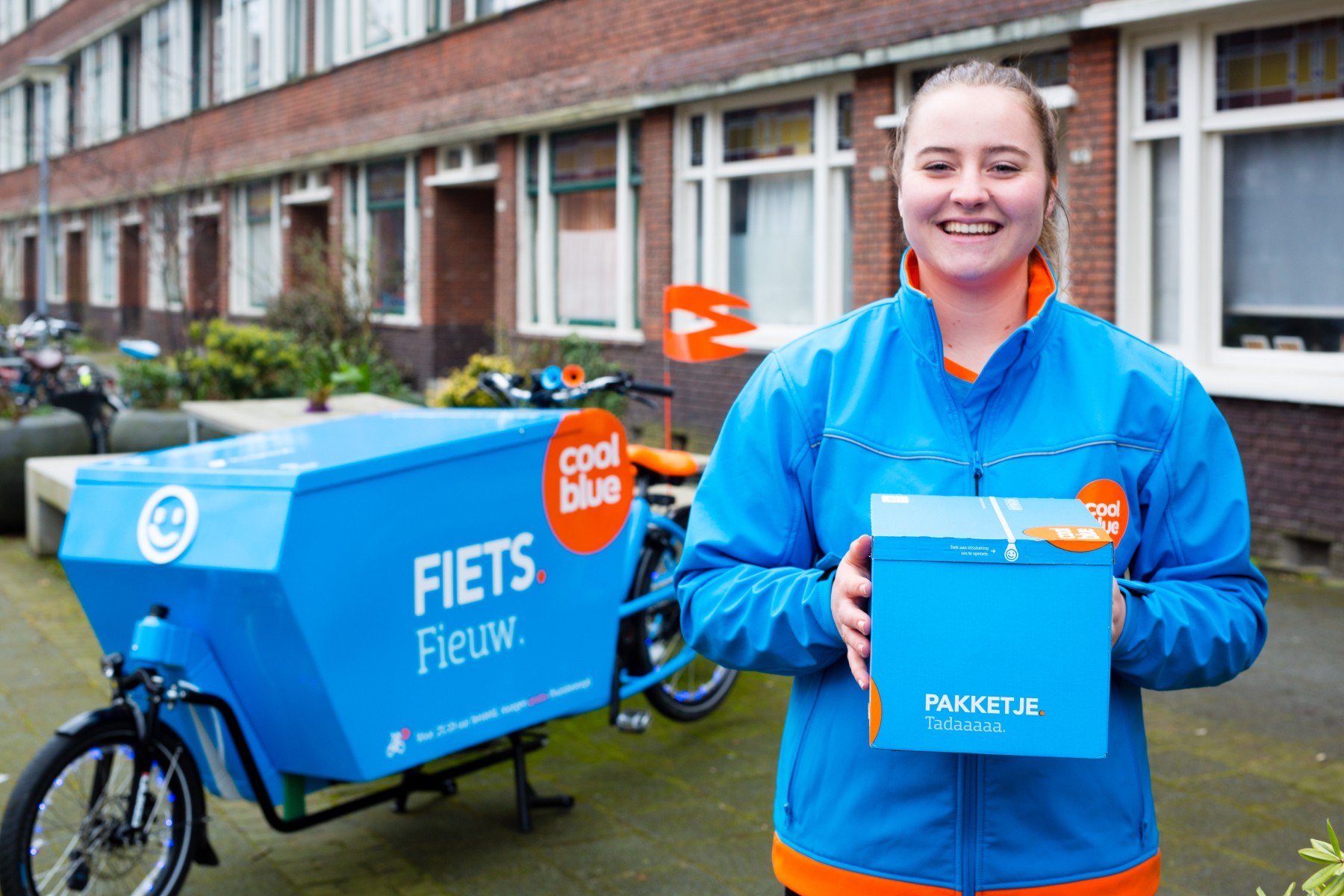 Coolblue bezorgt kleine pakketjes met 'pakfiets'