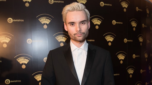 3FM-dj Domien uit de kleren