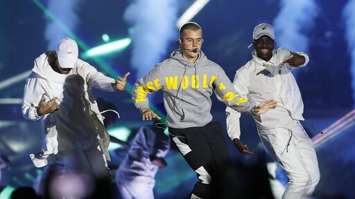 Justin Bieber showt trots zijn getatoeëerde lichaam