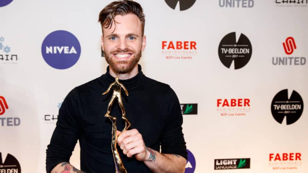 Tim Hofman maakt 'bejaardenversie' van #BOOS