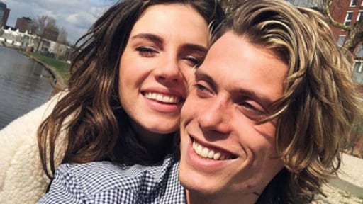 ZIEN: eerste liefdeskiekje Maan en Tony Junior