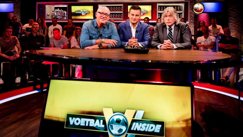 Johan Derksen uitgelachen door eigen cameraman