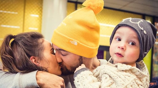 ZIEN: Kjeld Nuis leert zoontje skateboarden