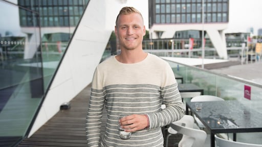 Kaj Gorgels laat tattoo zetten door Pommeline