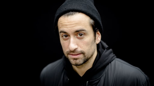 Paus-optreden levert Dotan een hit op in Italië