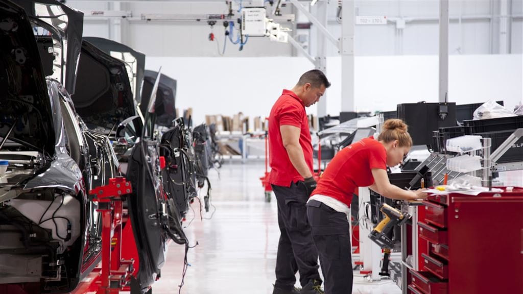 Elon Musk vervangt robots in fabriek: 'Mensen worden onderschat'