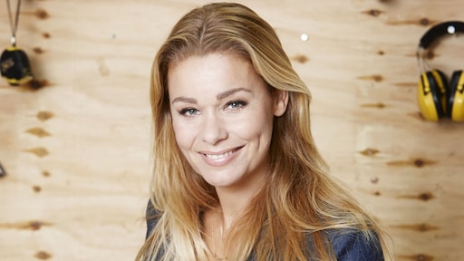 Froukje de Both viert haar verjaardag tussen de varkens