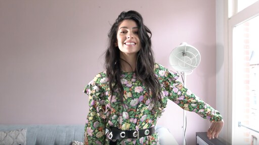 Anna Nooshin in bloemetjesgordijn