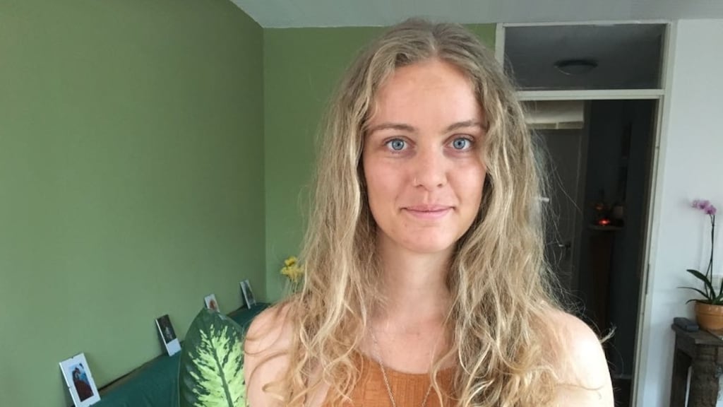 Iris gebruikt geen tampon of maandverband: 'Ik giet het bloed ook bij de planten'