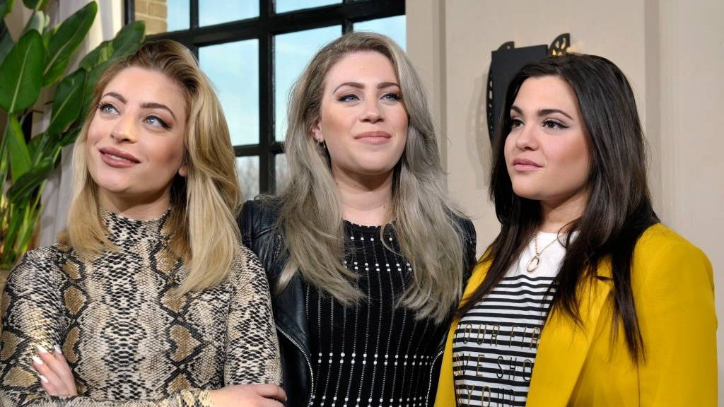 OG3NE geeft punten tijdens finale songfestival
