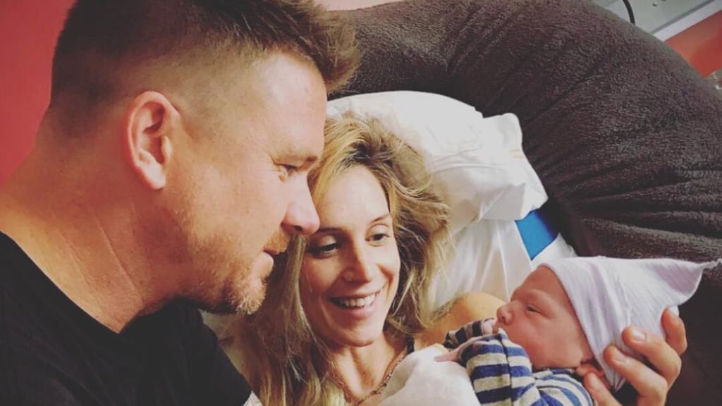 Johnny de Mol voor het eerst het zonnetje in met zoon