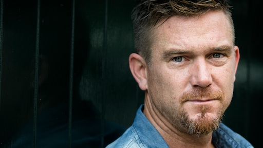 Kersverse papa Johnny de Mol zet tattoo voor zoontje