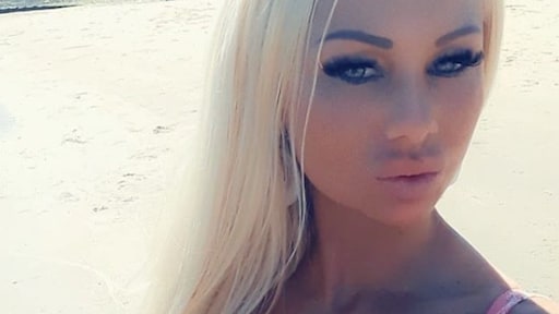 Barbie geniet van zomerse dag op het strand