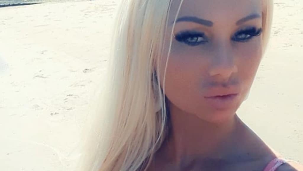 Barbie geniet van zomerse dag op het strand