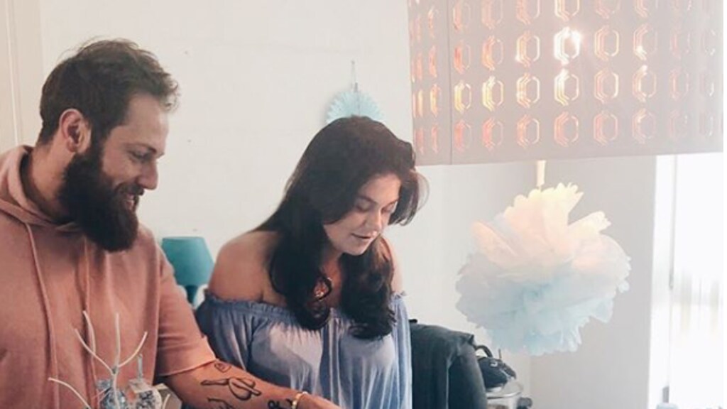 ZIEN: Roxeanne Hazes verrast met babyshower