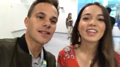 Aran spreekt Bibi backstage in Lissabon