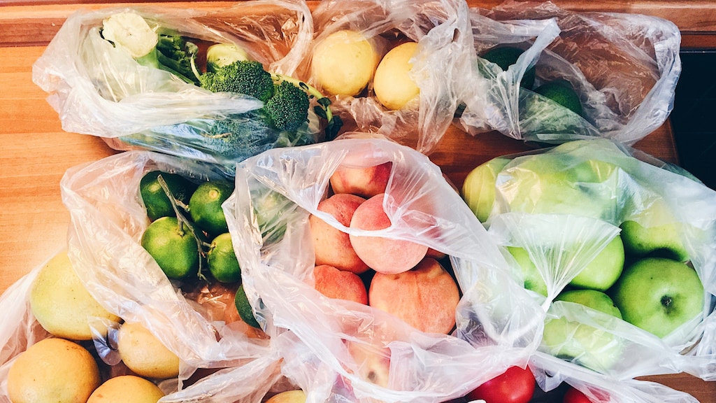 Albert Heijn wil plastic zakjes bij groenten en fruit de supermarkt uit