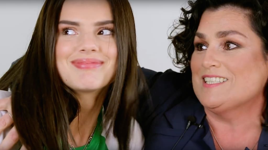 Moeder Famke Louise doet boekje open