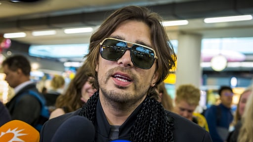 Grote verrassing voor Waylon in het vliegtuig