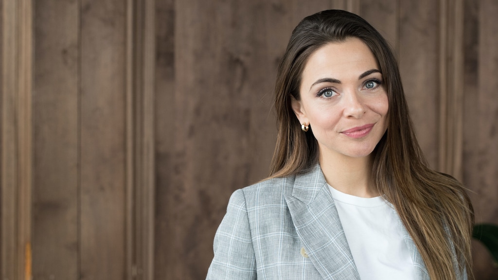 Georgina Verbaan zet schaar in lange lokken