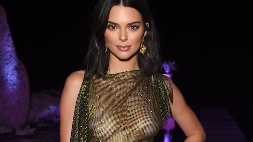Kendall Jenner met de borsten bloot