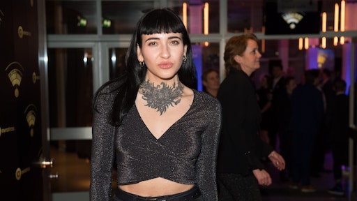 Christina Curry laat op gezicht tatoeëren