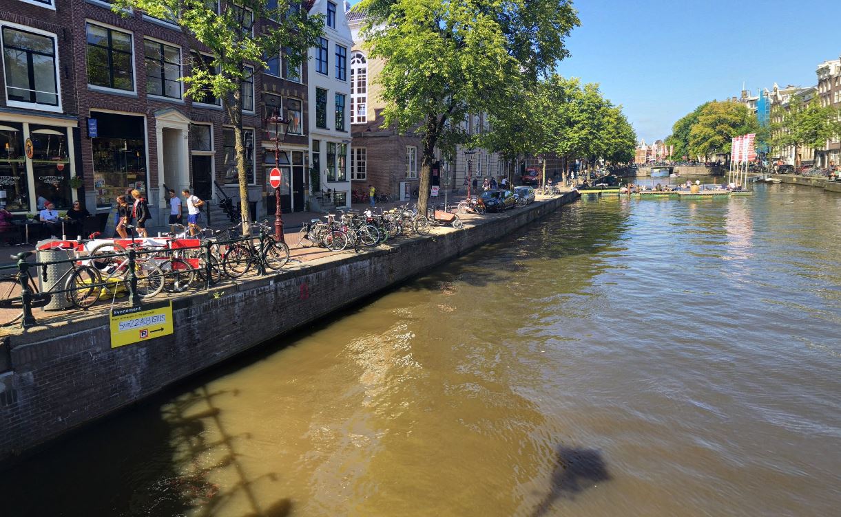 Man verdronken in Amsterdam na val in gracht