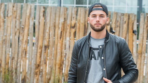 Donny heeft het wel héél gezellig met verleidster Danique