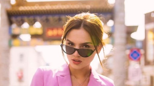 Famke Louise slaat een andere weg in