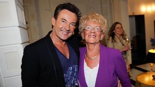 Moeder van Gerard Joling krijgt sieraden van fans