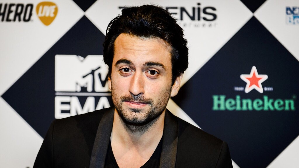 Zanger Dotan uit de kast?