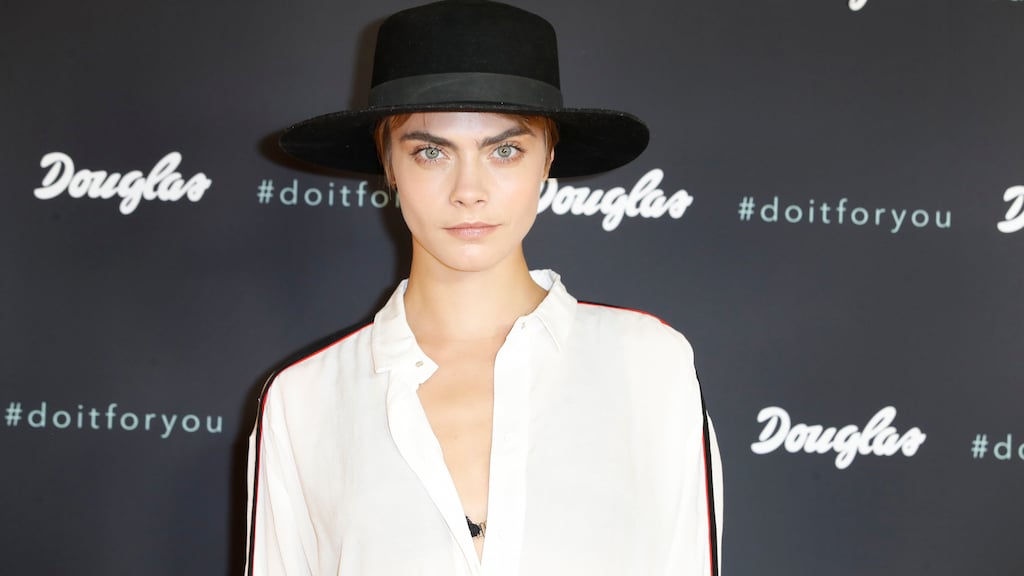 ZIEN: Cara Delevigne datet met déze PLL-actrice