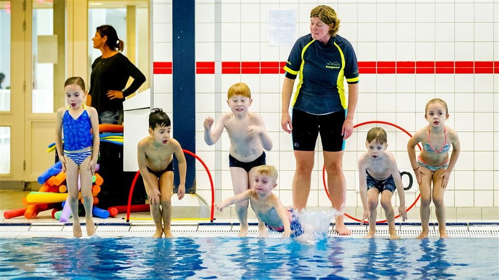 Wachtlijsten voor zwemles lopen flink op, zorgen om veiligheid kinderen