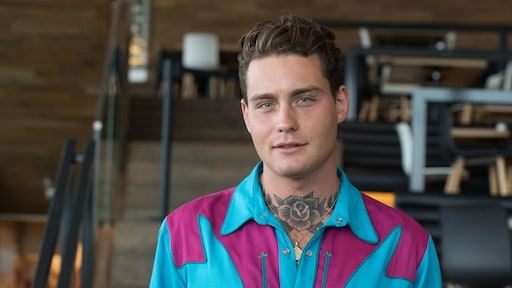 Douwe Bob deelt foto met zijn vriendin