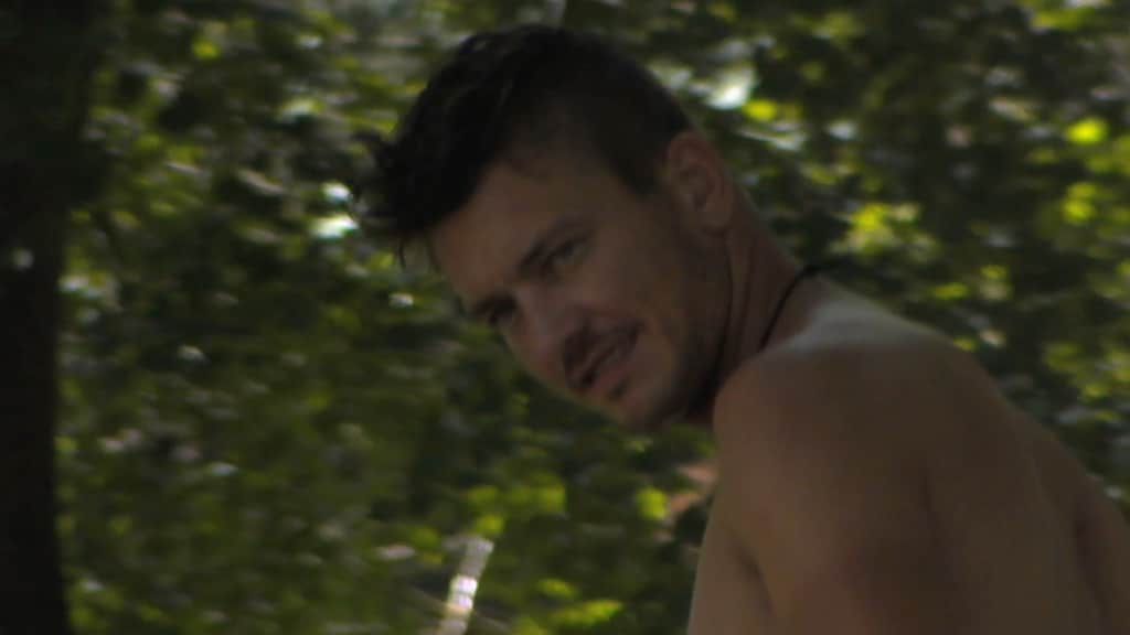 ZIEN: Utopia-hunk Mike gaat volledig naakt