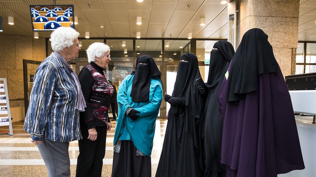 Boerkadraagsters in het gebouw van de Tweede Kamer, 2016.