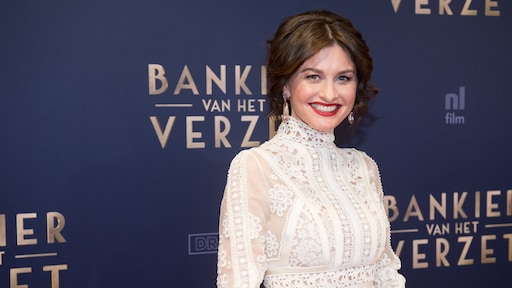 Fockeline Ouwerkerk showt trots haar babybuik