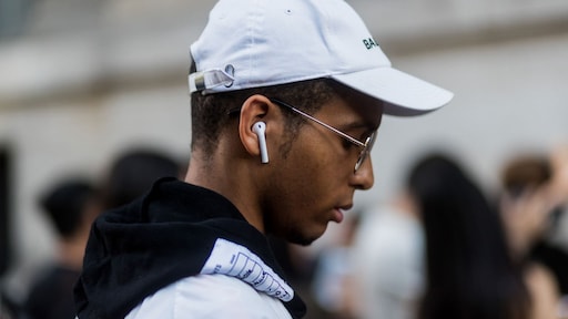 Grote zorgen oorartsen: jongeren vaker met gehoorproblemen door koptelefoons en oortjes