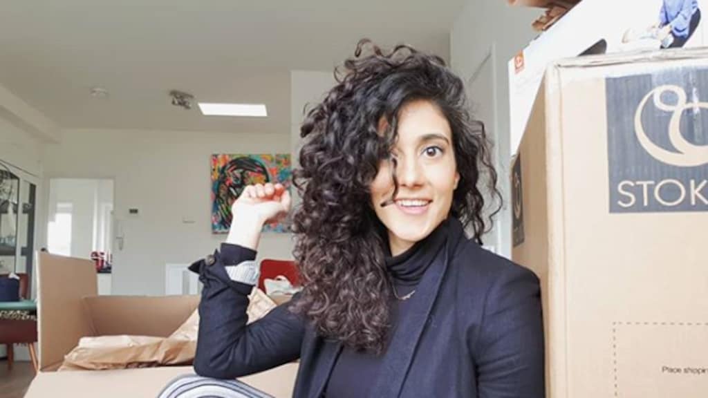 Hoogzwangere Toprak showt baby belly