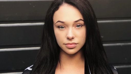 ZIEN: Temptation-Zwanetta showt nieuwe borsten